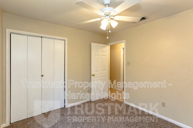 Building Photo - 800 Silver Creek Dr