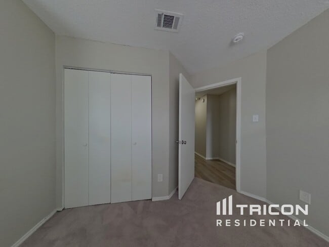 Building Photo - 5115 Whitehaven Dr