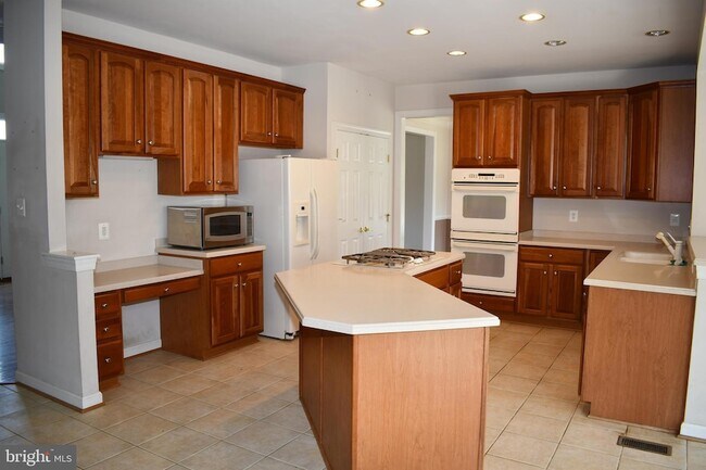 Building Photo - 6 Hollow Creek Cir