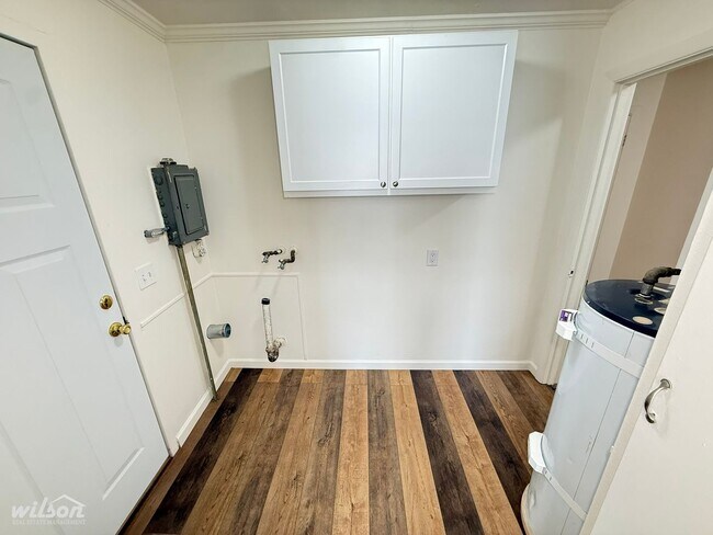 Building Photo - 1420-1420 Queen Ave