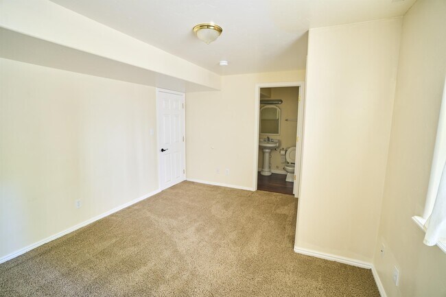 Building Photo - 850 E 550 S