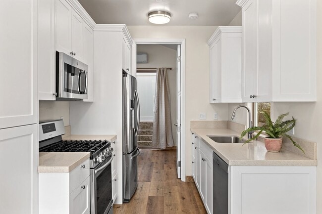 Building Photo - Charming 1 bed/1 bath Detached Guest House...