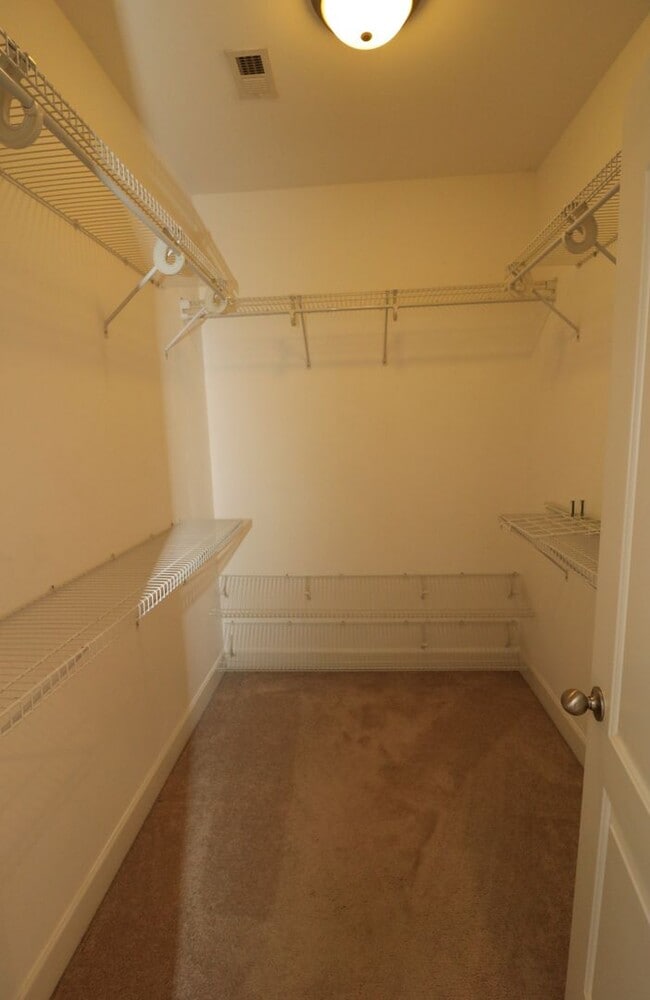 Building Photo - GREAT RENTAL IN FOX HOLLOW SUBDIVISION!