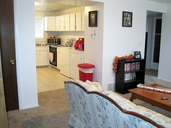 Building Photo - $1095 rent for August- December!! SINGLE F...
