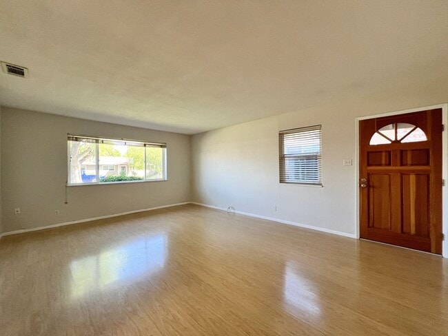 Building Photo - Single-Level Bel Aire Home with Spacious Layout