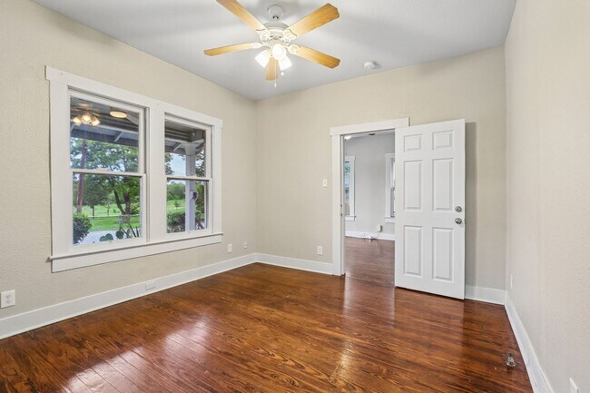 Building Photo - 2310 N Sabinas St