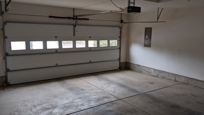 Building Photo - Great 3-Bedroom, 2-Bath Single Story Home ...