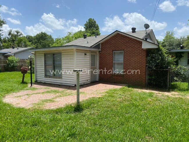 Building Photo - Completely remodeled home in Broadmoor available