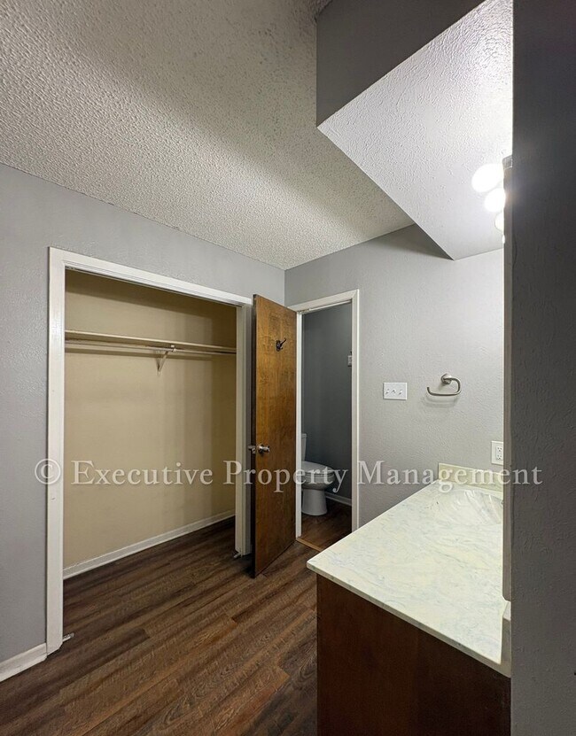Building Photo - 410 Jeffrey