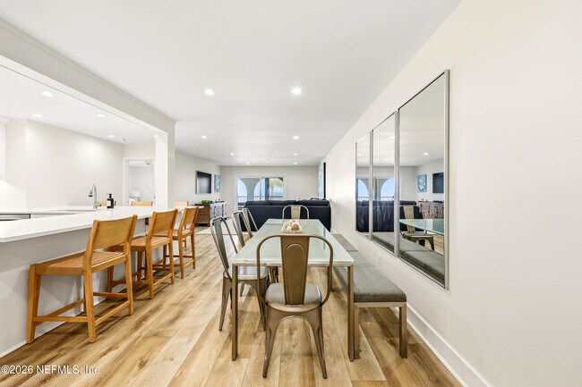 Building Photo - 10 10th St