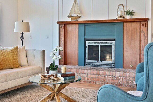 Building Photo - One Of A Kind Freeland Home with Two Seper...