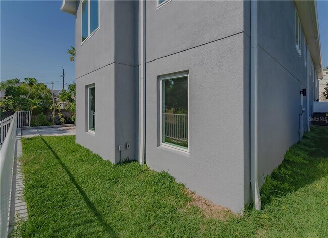 Building Photo - 310 Hibiscus St