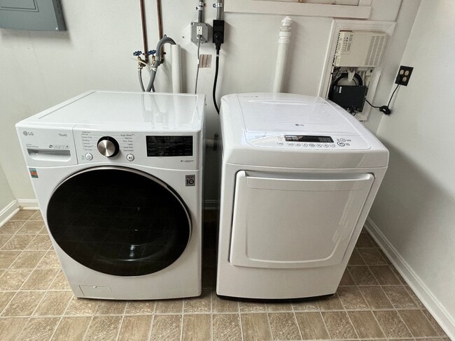 Building Photo - Stunning 4 BR/2.5 BA Single-Family Home in...