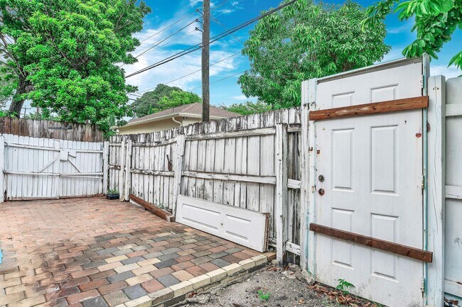 Building Photo - 726 N A St