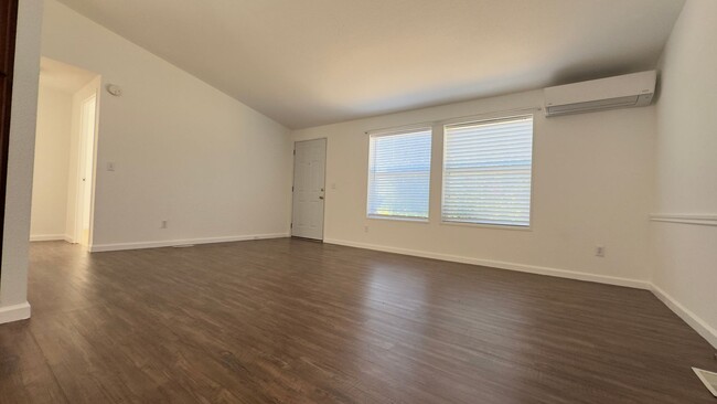 Building Photo - Lakeview 3 Bedroom Home with A/C , LVP Flo...