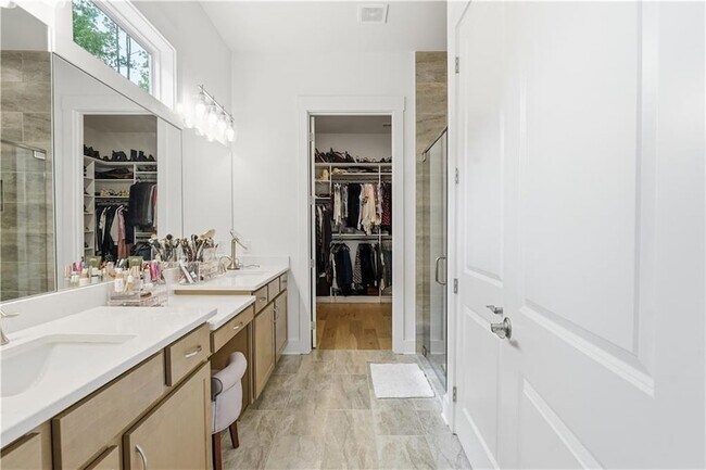 Building Photo - 158 Kingwood Dr