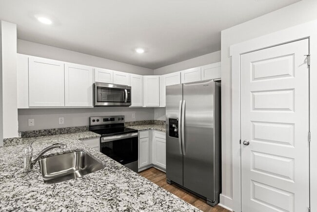 Building Photo - Brand New Town Home close to the beach!