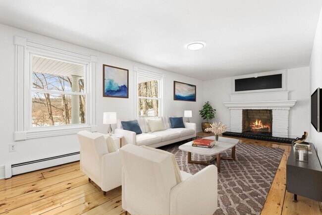 Building Photo - Renovated 6 Bedroom House in Hadley – Perfect for Groups!