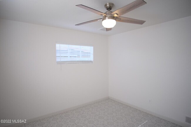 Building Photo - 2743 N Park Ave