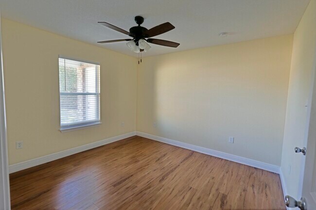 Building Photo - 2168 Paloma St