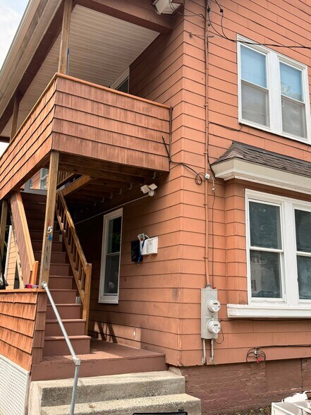 Building Photo - 154 Marshall St