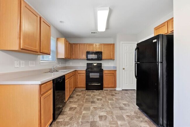 Building Photo - Spacious 4bed/2.5bath Home in Charlotte