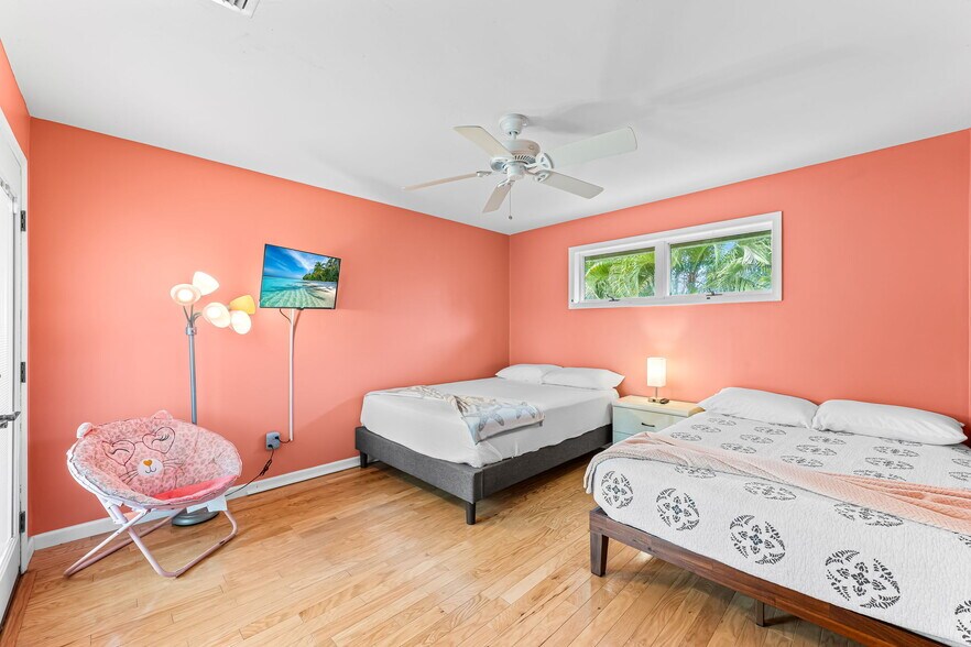 Building Photo - 10370 Main Dr