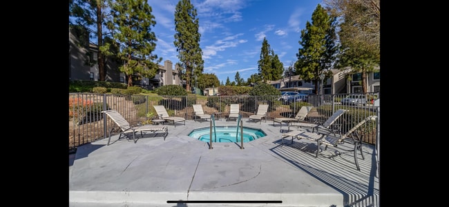 Building Photo - 15094 Avenida Venusto