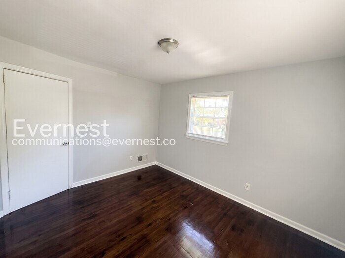 Building Photo - 605 71st St S