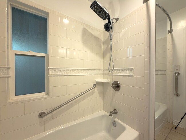 Building Photo - 10428 Riverside Dr