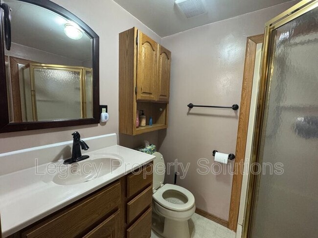 Building Photo - 609 N 13th St