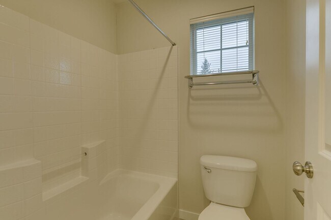 Building Photo - Bright and spacious 3 bed home in nice Lynnwood location!