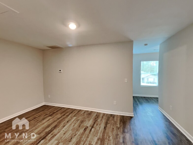Building Photo - 460 Americana Dr