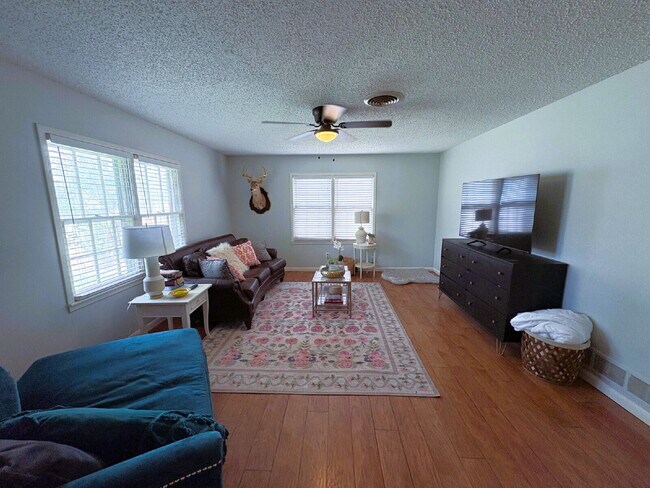 Building Photo - Stunning Three Bedroom Home Located Near R...