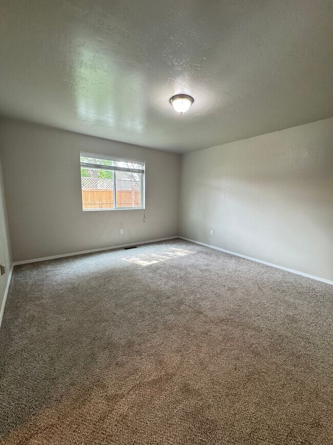 Building Photo - MOVE IN TODAY! Single level floorplan in d...
