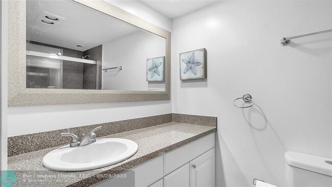 Building Photo - 3150 N Palm Aire Dr