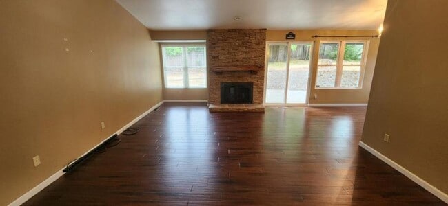 Building Photo - 3 bedroom in Kirkland WA 98033
