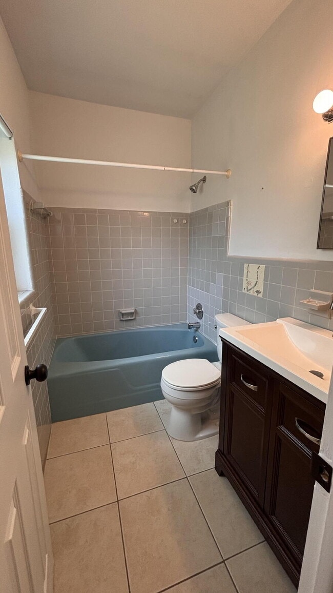 Building Photo - Charming Old Florida-Style Pool Home for Rent!