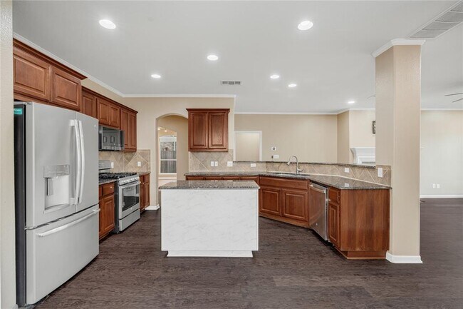 Building Photo - 4204 Fairmeadow Dr