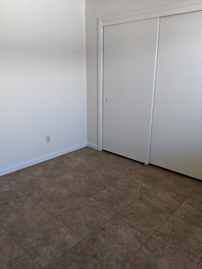 Building Photo - Four Bedroom Duplex in North Merced. Conve...