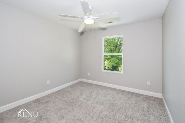 Building Photo - 5353 Lynnland Terrace