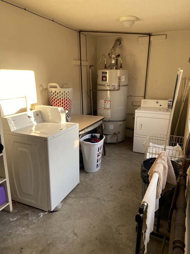 Onsite Coin-Op Laundry Facility - 1924 E Poinsettia St