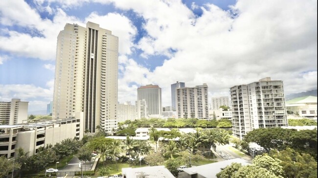 Building Photo - Tastefully Designed 1 bedroom in  Waikiki