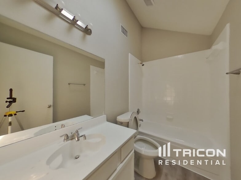 Building Photo - 906 Sylvan Creek Dr