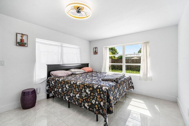 Building Photo - 403 S 13th Ct