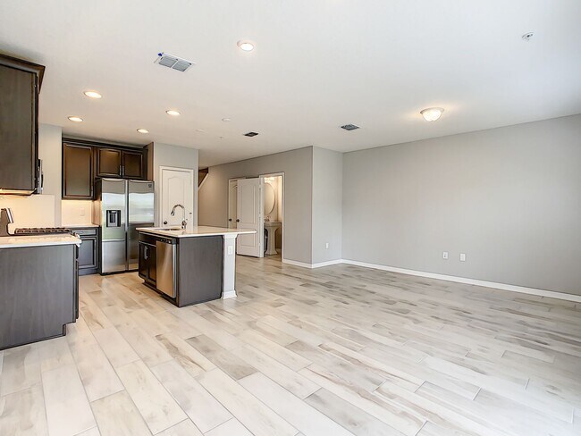 Building Photo - Stylish 3-Bedroom Townhome in Gated Sanfor...