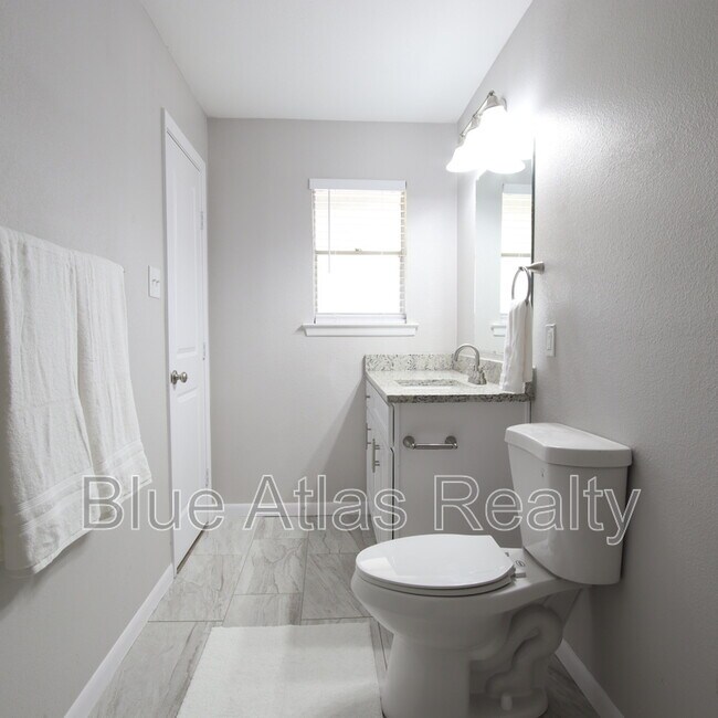 Building Photo - 3629 Venice Dr