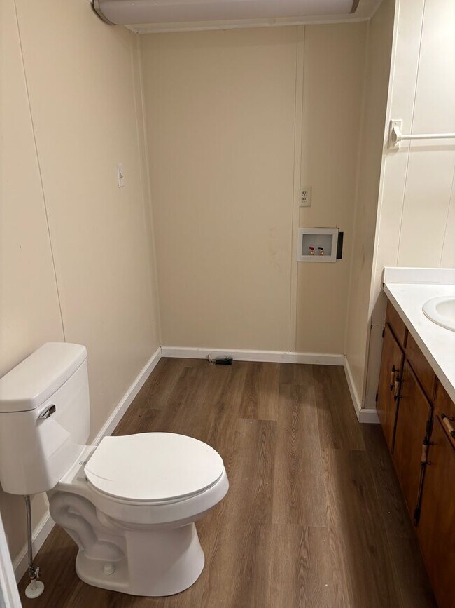 Building Photo - 212 Astran Dr