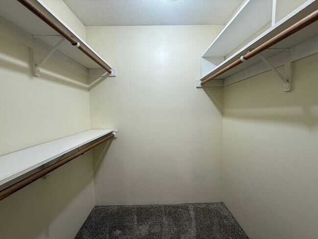 Building Photo - 10 Squire Ct