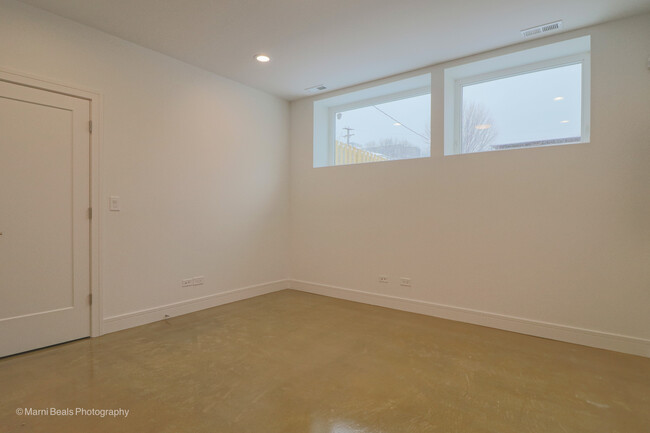 Building Photo - 6123 S Ellis Ave